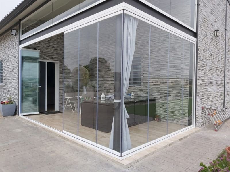 frameless-glass-pergola