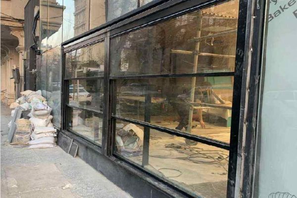 پنجره گیوتینی فروشگاه تیفانی