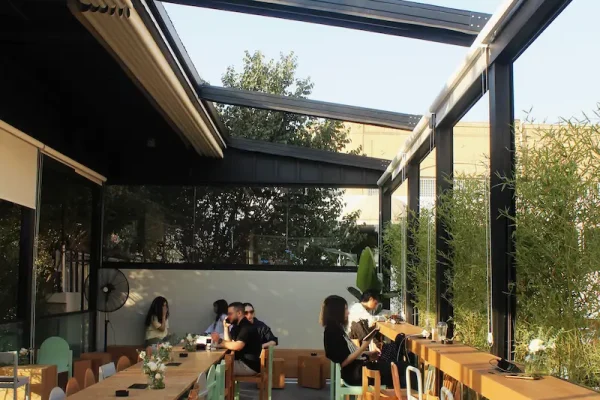 نصب-سقف-متحرک-کافه-لمیز-تهران-lamizcoffee-retractable-roof-and-Guillotine-window